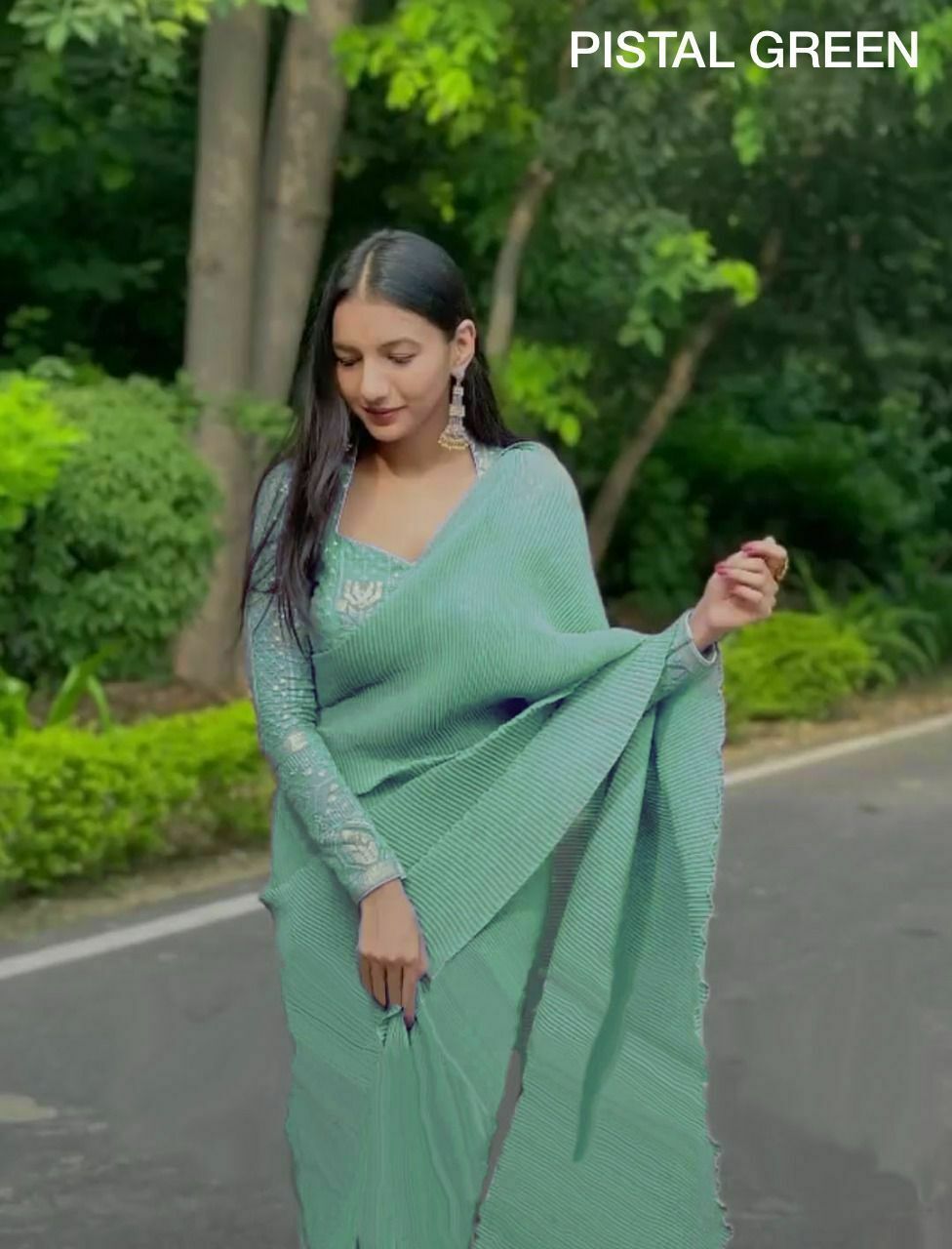 Magic Fox Georgte Crush plissettato Saree con il designer Sequnce Chiken...